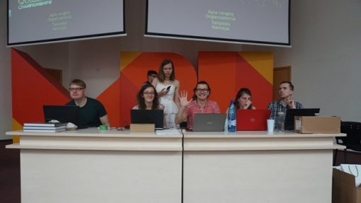 PVČ metu Vilniuje priešais auditoriją sėdintys organizatoriai turi 4-5 kompiuterius, kiekvienas kurių atlieka savo rolę. Pavyzdžiui, vienas kompiuteris naudojamas "Google" paieškoms protestų atveju, kitas - ryšių palaikymui su kitais miestais (įskaitytini ar neįskaitytini atsakymai pildomi į Google Docs), dar vienas - klausimų prezentacijoms, pora rezultatams ir t.t.